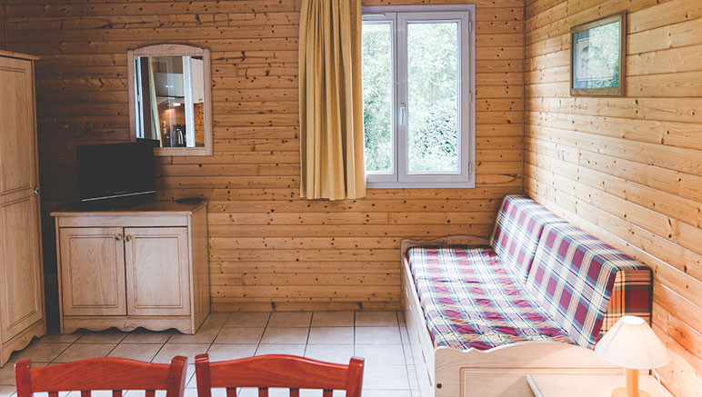 Vente privée Résidence Natura Resort Pescalis – Salon spacieux avec canapé-lit