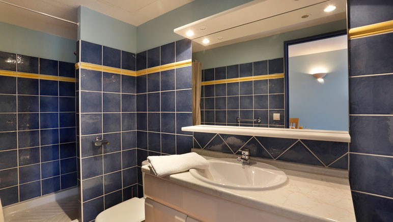 Vente privée Résidence 3* Les Bastides de Fayence – Salle de bain avec douche et WC