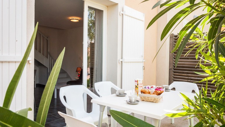 Vente privée Résidence 3* les Demeures Torrellanes – Et une agréable terrasse avec mobilier de jardin