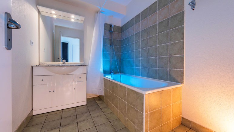 Vente privée Résidence Les Toits du Dévoluy – Salle de bain avec douche ou baignoire