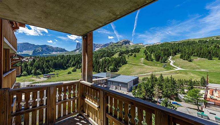 Vente privée Résidence Les Toits du Dévoluy – Agréable balcon avec vue sur les Alpages (dans la plupart des logements)