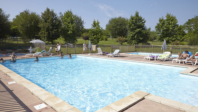 Vente privée Natura Resort + Entrées au Puy du Fou – Accès à la piscine extérieure ouverte de mi-mai à fin septembre