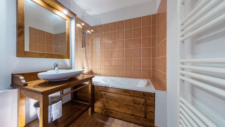 Vente privée Résidence 3* Les Balcons du Viso – Salle de bain avec douche ou baignoire