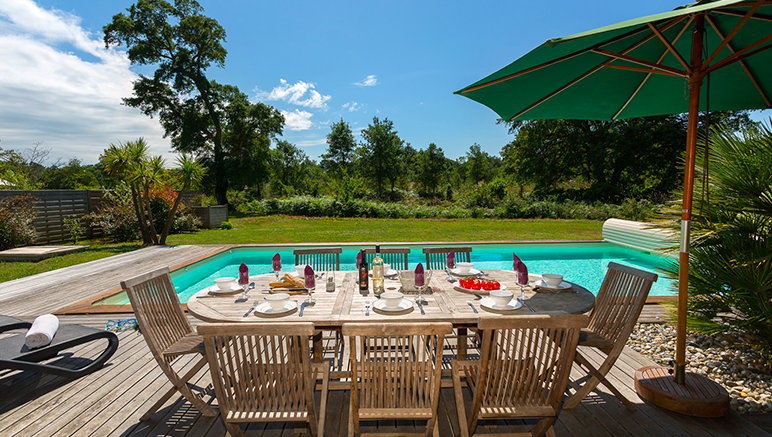 Vente privée Résidence Villas La Prade – La terrasse pour profiter des soirées d'été et la piscine privée