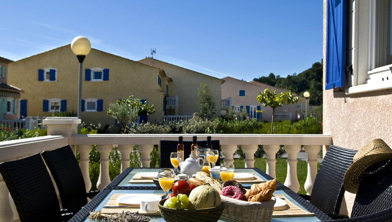 Vente privée Domaine Le Clos des Oliviers – Terrasse avec salon de jardin dans toutes les villas