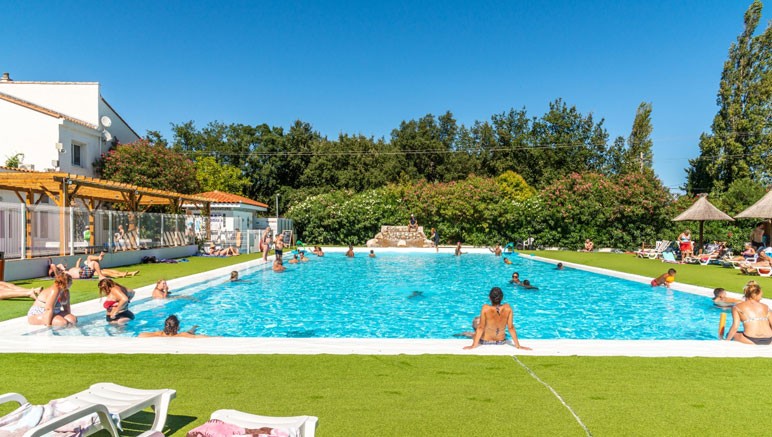 Vente privée Camping 4* Argeles Vacances – Profitez de la piscine extérieure chauffée