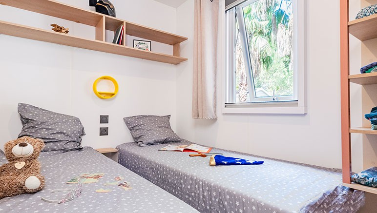 Vente privée Camping Les Rouillères 4* – Chambre avec deux lits simples