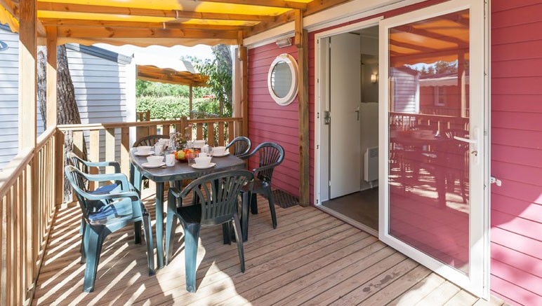 Vente privée Camping 4* Les Amandiers – Terrasse couverte avec mobilier de jardin