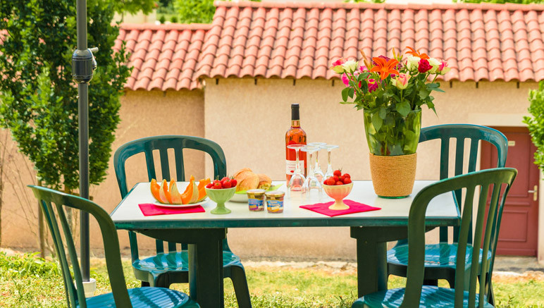Vente privée Le Domaine des Cazelles 3* – Profitez d'une agréable terrasse avec salon de jardin