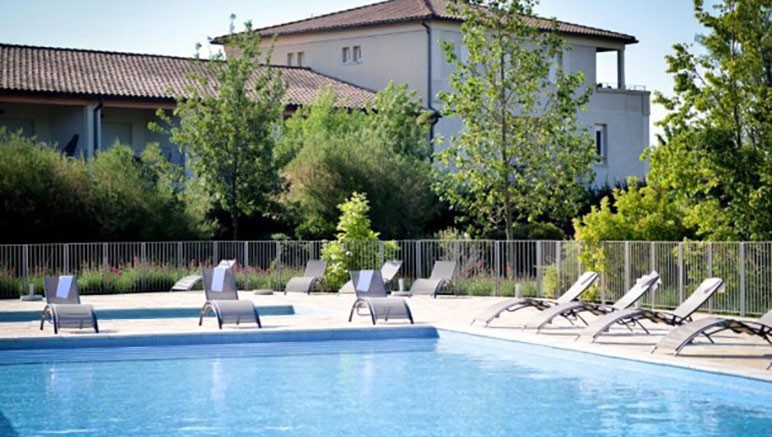 Vente privée Résidence 3* Le Château de Jouarres – Accès à la piscine extérieur avec une pataugeoire pour enfant