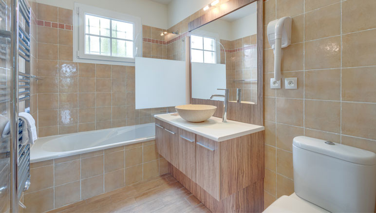Vente privée Résidence 4* Le Domaine de Camiole – Une salle de bain moderne