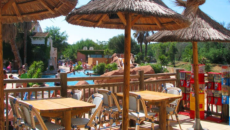 Vente privée Camping 4* La Vallée du Paradis – L'agréable terrasse du restaurant du camping (en supplément) surplombant la piscine