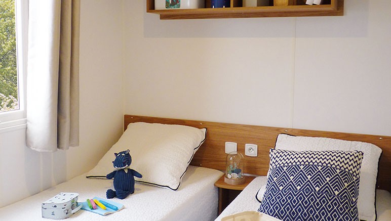 Vente privée Camping 4* Les Embruns – Chambre avec deux lits simples