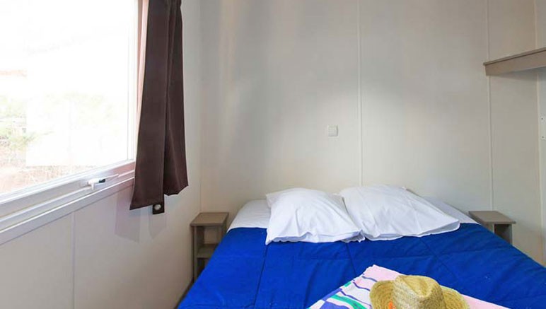 Vente privée Camping 5* Le Vieux Port Resort & Spa – La chambre avec un lit double
