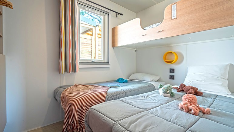 Vente privée Camping 4* Suhiberry – Chambre avec deux lits simples et un lit transversal