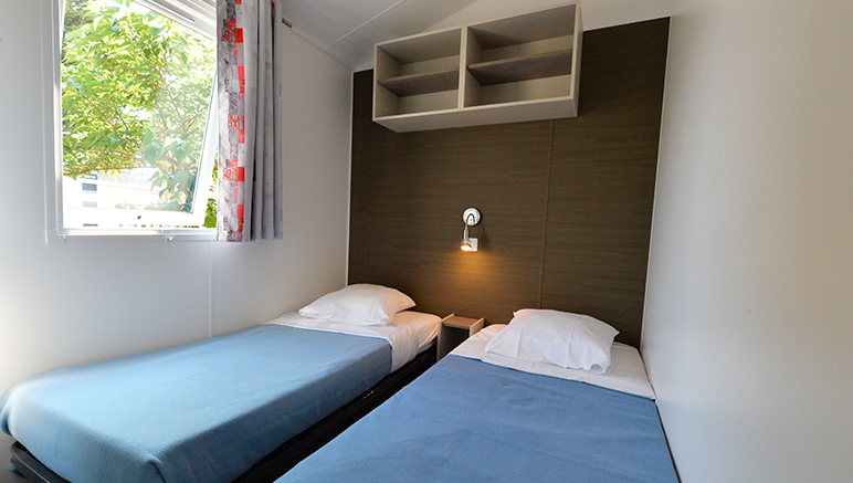 Vente privée Camping 4* Le Sainte Marie Plage – Une chambre avec un lit double
