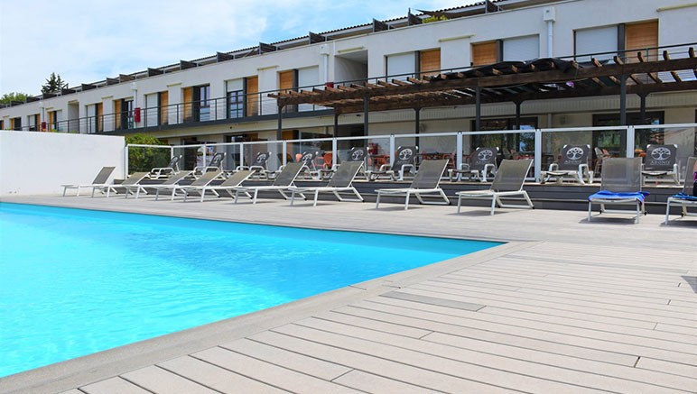 Vente privée Adonis Hôtel 3* Aix en Provence – L'accès à la piscine extérieure de juin à septembre