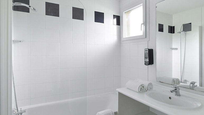 Vente privée Domaine de Saint Orens – Salle de bain avec baignoire