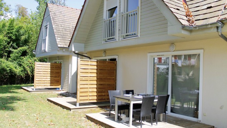 Vente privée Résidence 3* Les Cottages du Saleys – Terrasse avec mobilier de jardin