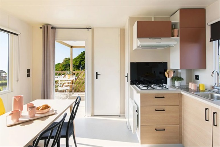Vente privée Camping 3* Castell Mar – Pièce à vivre lumineuse avec un coin cuisine (photos variant selon logement)