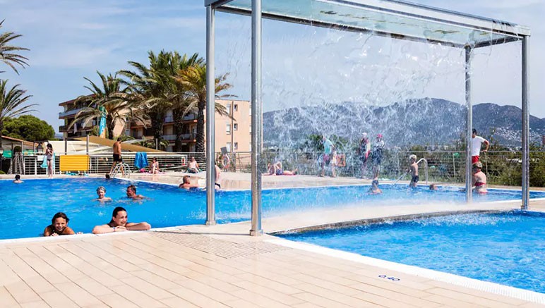 Vente privée Camping 3* Castell Mar – L'accès libre à la piscine extérieure avec pataugeoire