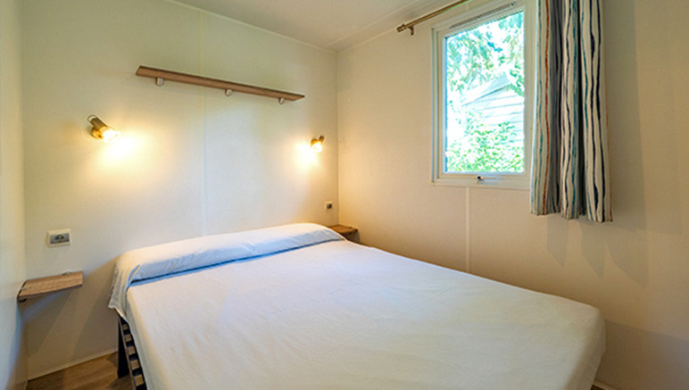 Vente privée Camping 3* Castell d'Aro – La chambre avec un lit double