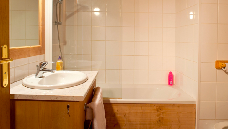 Vente privée Résidence Les Chalets du Berger – Salle de bain avec douche ou baignoire