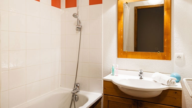 Vente privée Les Fermes De Samoens – Salle de bain avec baignoire