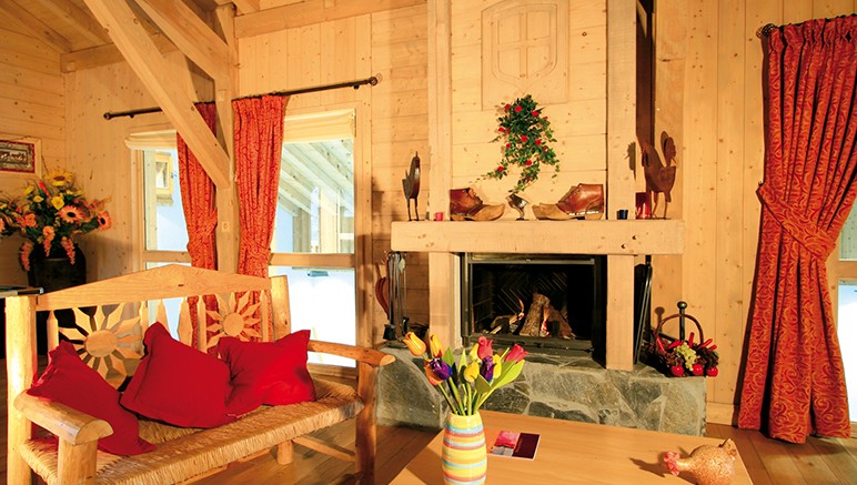 Vente privée Les Fermes De Samoens – Profitez de l'espace chaleureux du salon de la résidence avec cheminée