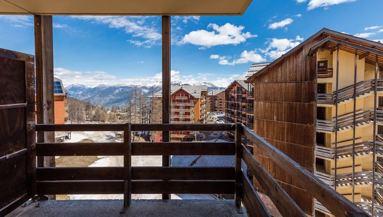 Vente privée Résidences 3* Castor et Pollux – Profitez du balcon de votre appartement pour contempler les montagnes et le village