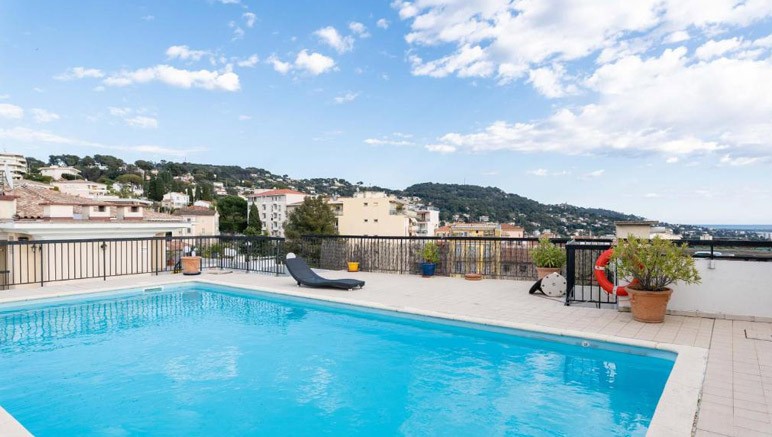 Vente privée Hôtel Adonis Cannes "Hôtel Thomas" – Prélassez-vous dans la piscine sur le toit avec sa vue panoramique, selon méteo