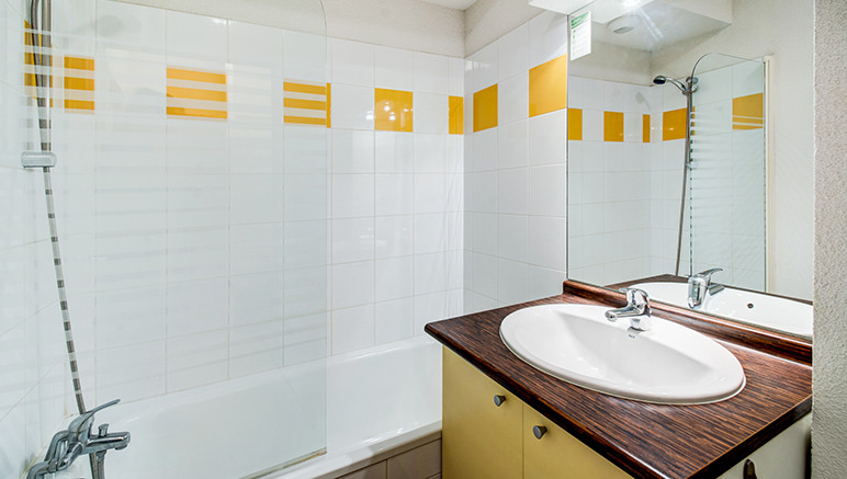 Vente privée Résidence 3* Illixon – Salle de bain avec douche ou baignoire