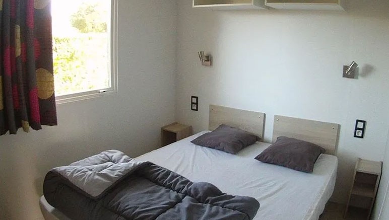 Vente privée Camping 3* Le Pavillon – Une chambre avec un lit double (photos variant selon logement)