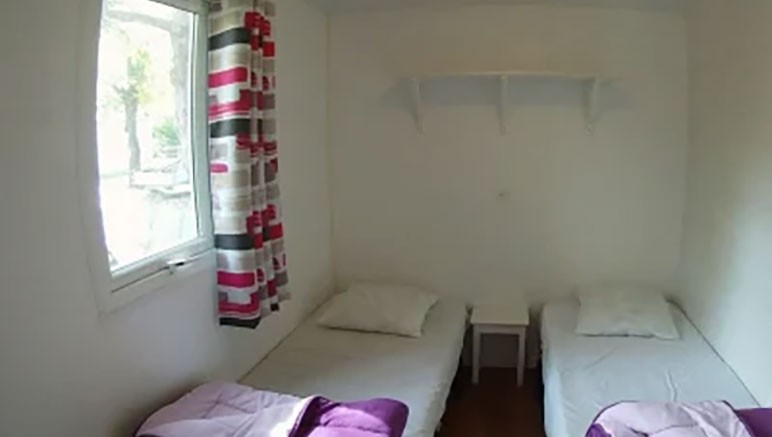 Vente privée Camping 3* Le Pavillon – Une chambre avec deux lits simples (photos variant selon logement)