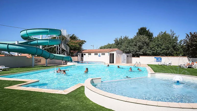 Vente privée Camping 3* Le Pavillon – L'accès à la piscine extérieure avec pataugeoire et toboggan