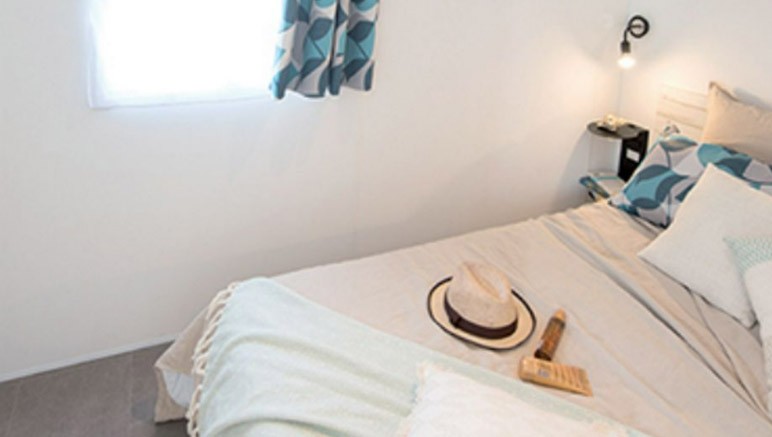 Vente privée Camping 4* Cala Llevado – Chambre avec lit double