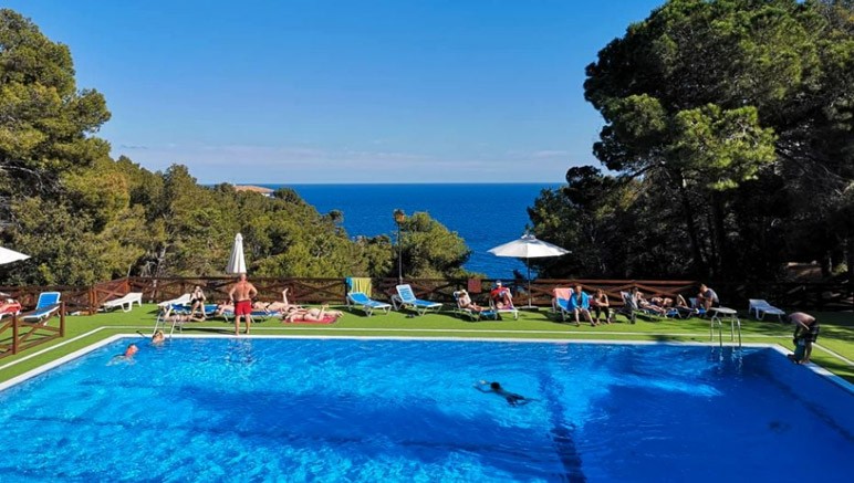 Vente privée Camping 4* Cala Llevado – Profitez de la piscine extérieure avec vue sur la mer !