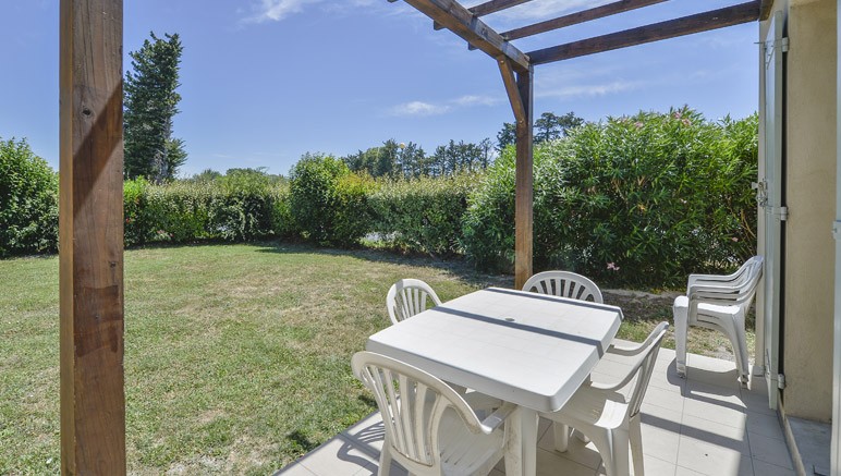 Vente privée Résidence 3* Les Rives du Lac – Terrasse avec salon de jardin