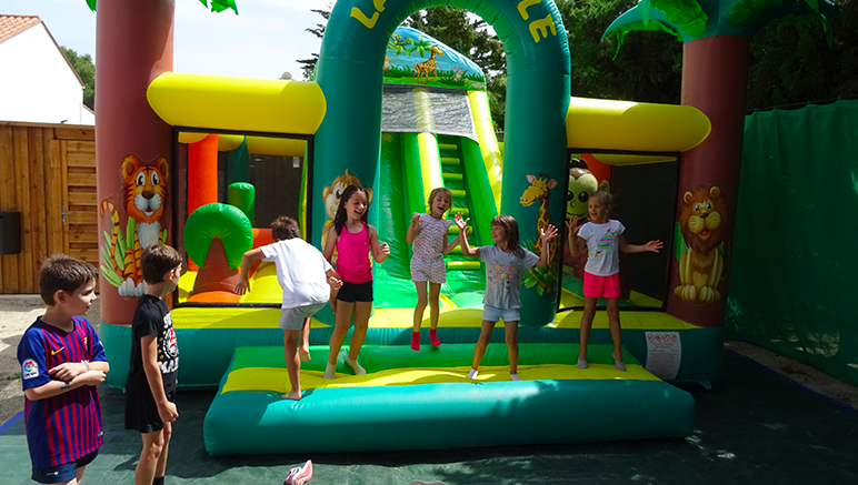 Vente privée Camping 4* Les Flamants Roses – Une aire de jeux