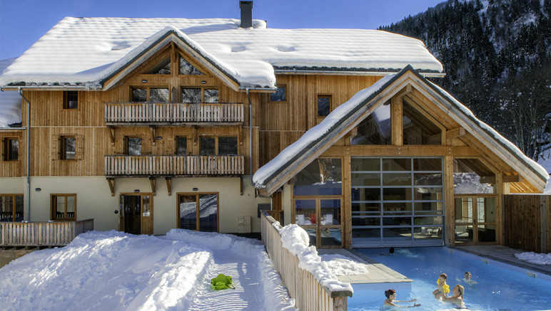 Vente privée Les Chalets 3* de Belledonne – Plongez dans la piscine chauffée et admirez les monts enneigés