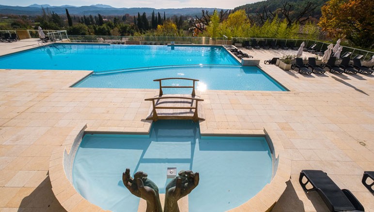 Vente privée Résidence 4* Le Domaine de Camiole – L'accès aux piscines extérieures