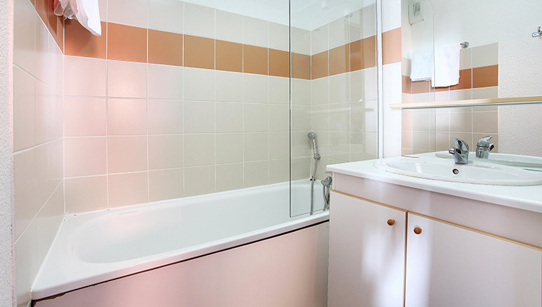 Vente privée Appartements Labellemontagne – Salle de bain avec douche ou baignoire (photo non contractuelle)