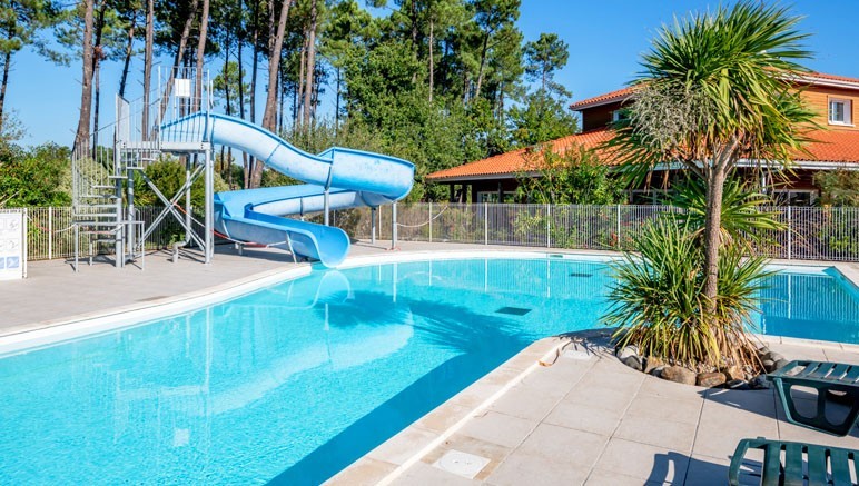 Vente privée Résidence 3* Le Domaine des Grands Lacs – L'accès à la piscine extérieure (ouverte de mi-juin à mi-septembre)