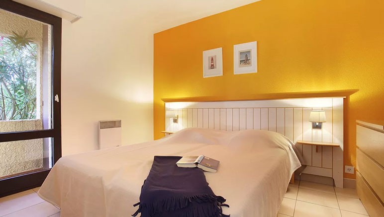 Vente privée Résidence Odalys Saint Loup – Chambre avec un lit double