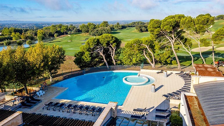 Vente privée Domaine 4* Provence Country Club – Accès libre à la piscine extérieure jusqu'en octobre