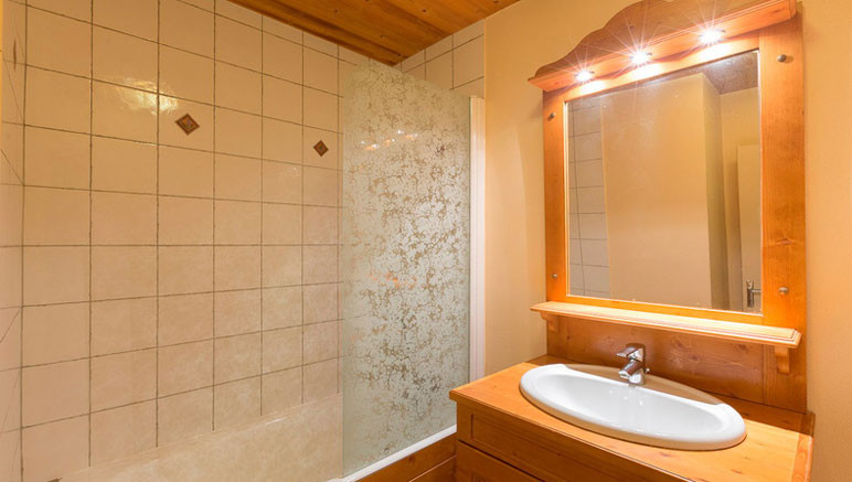 Vente privée Résidence Le Sappey – Salle d'eau avec baignoire