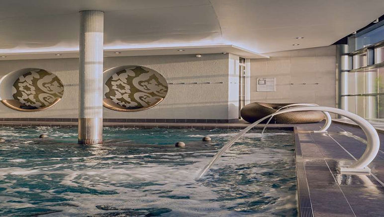 Vente privée Hôtel Spa Marin du Val André 4* – Avec bassin d'eau de mer, bain bouillonnant, hammam, jets, sauna, nage à contre courant, etc...