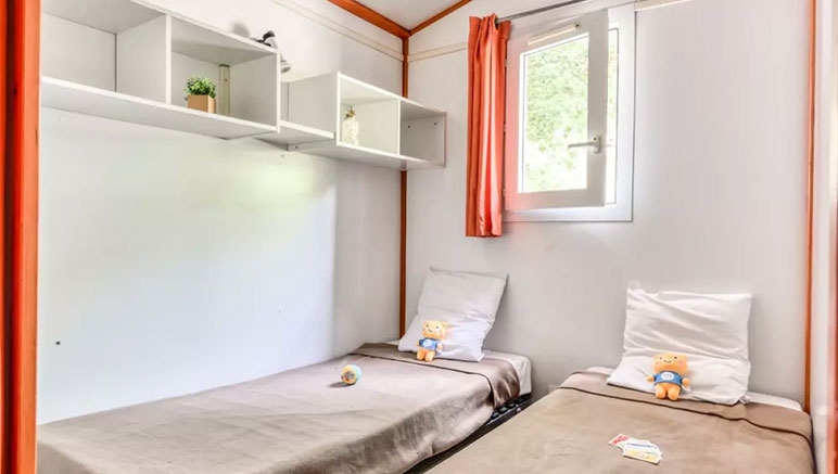 Vente privée Camping 4* Le Domaine du Cèdre – Chambre avec lits simples (photo non contractuelle)