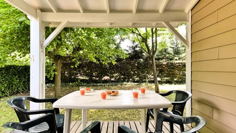 Vente privée Camping 4* Le Domaine du Cèdre – Terrasse avec mobilier de jardin (photo non contractuelle)