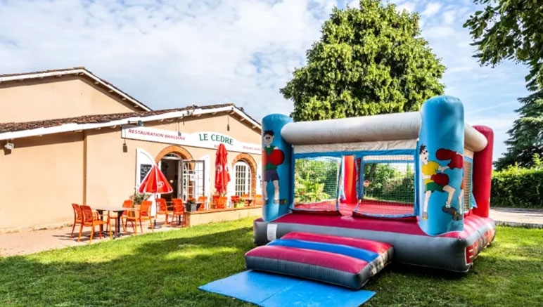 Vente privée Camping 4* Le Domaine du Cèdre – L'aire de jeux pour enfants